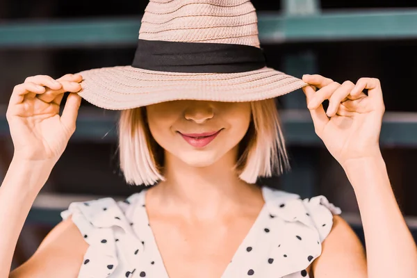 Retrato Hermosa Joven Rubia Sombrero Moderno Con Los Labios Llenos — Foto de Stock