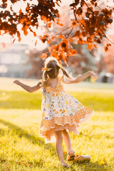 Egy Gyönyörű Lány Egy Romantikus Narancssárga Aranyos Ruhában Kert Park — Stock Fotó
