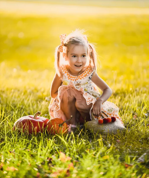 Close Retrato Uma Menina Bonita Vestido Bonito Laranja Romântico Com — Fotografia de Stock