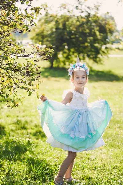 Close Retrato Uma Menina Bonita Vestido Bonito Azul Romântico Com — Fotografia de Stock