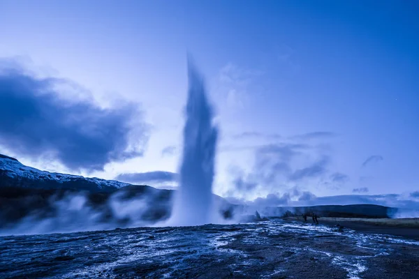 Erupción Del Géiser Strokkur Islandia Invierno Colores Fríos Iluminación Luna — Foto de Stock