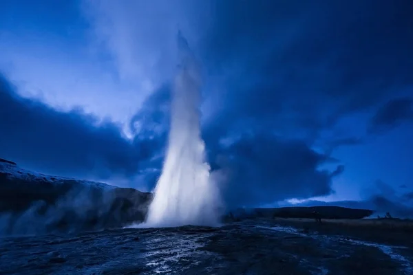 Kitörés Strokkur Gejzír Izlandon Téli Hideg Színek Világítás Éjszakai Keresztül — Stock Fotó