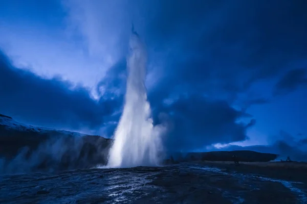 アイスランドのストロックル間欠泉の噴火 冬の冷たい色 照明の夜を通して蒸気月 — ストック写真