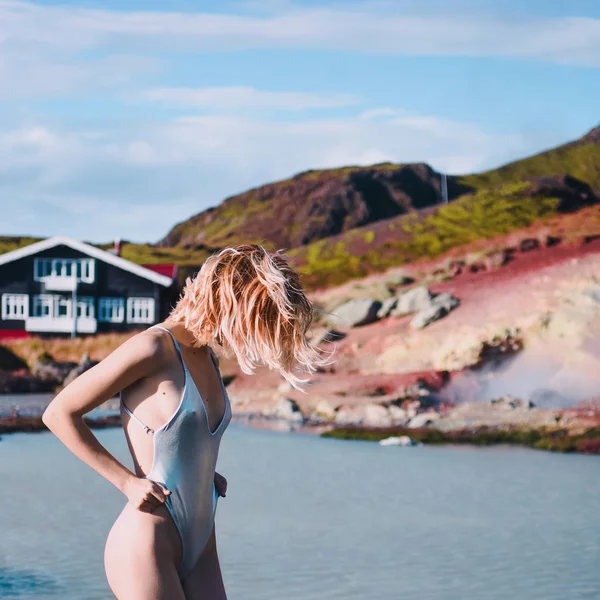 Blue Lagoon Prachtige Sexy Meisje Met Zwembroek Bikini Buurt Van — Stockfoto