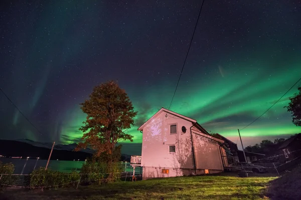 极地北极北极光北极光星空星空在斯堪的纳维亚挪威特罗姆瑟在农场村山 — 图库照片