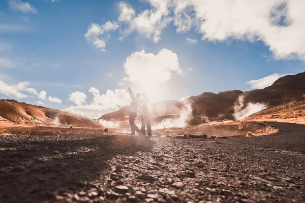 美しい自然の砂漠の山々 の風景をアイスランドの再生可能エネルギー源を硫黄します — ストック写真