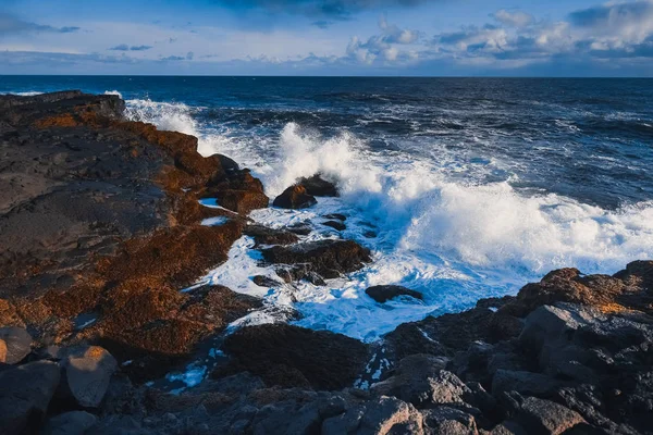Blue Sea Foam Ocean Icelandic Sea Sunny Day Beating Rocks — Stock Photo, Image