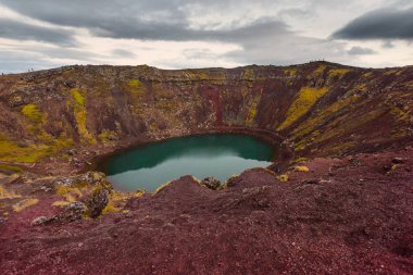 İzlanda'nın güneyindeki Kerid volkanik krater gölü Altın Çember rotasının bir parçasıdır