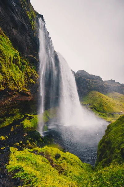 Величественный Водопад Seljalandsfoss Исландии Осенью Облачную Погоду — стоковое фото