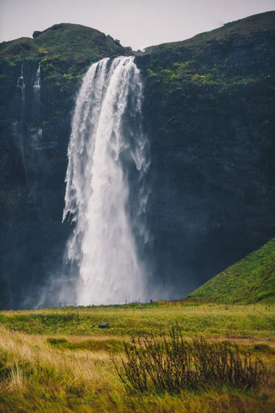Величественный Водопад Seljalandsfoss Исландии Осенью Облачную Погоду — стоковое фото