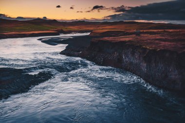 Görkemli şelale İzlanda'daki Hjalparfoss bulutlu havalarda Güz