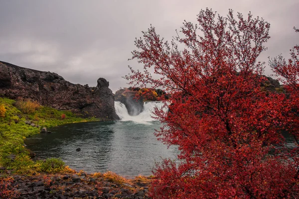 在冰岛的雄伟瀑布 Hjalparfoss 在秋天在多云的天气 — 图库照片