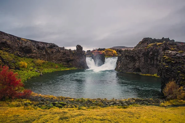 Majestatyczny Wodospad Hjalparfoss Islandii Jesieni Pochmurna Pogoda — Zdjęcie stockowe