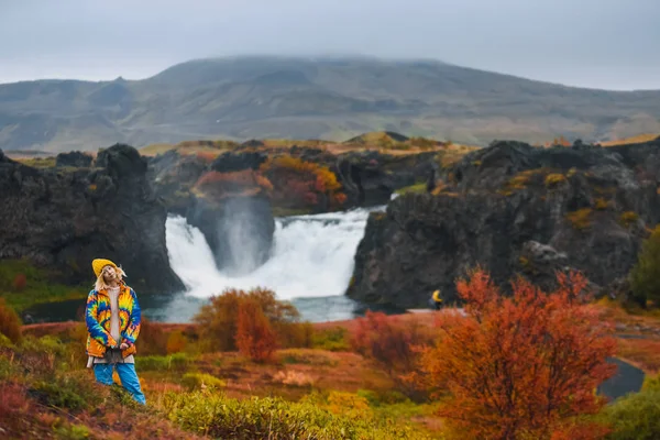 Majestuosa Cascada Hjalparfoss Islandia Otoño Con Tiempo Nublado —  Fotos de Stock