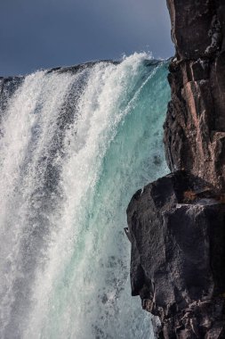görkemli şelale Oxararfoss Thingvellir Milli Parkı İzlanda'da güneşli havalarda sonbaharda