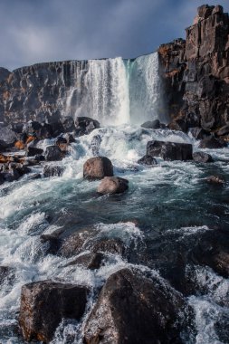 görkemli şelale Oxararfoss Thingvellir Milli Parkı İzlanda'da güneşli havalarda sonbaharda