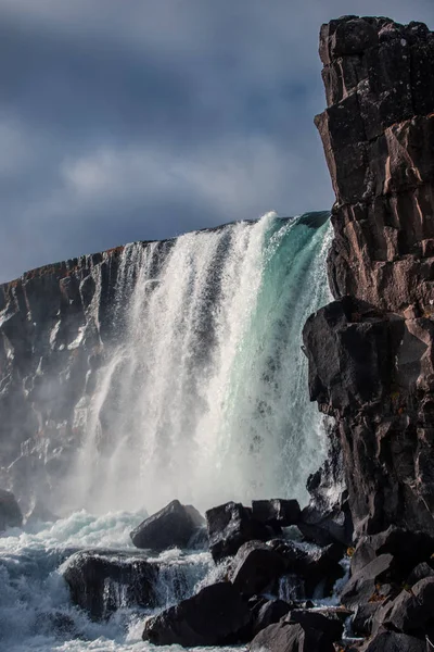 görkemli şelale Oxararfoss Thingvellir Milli Parkı İzlanda'da güneşli havalarda sonbaharda