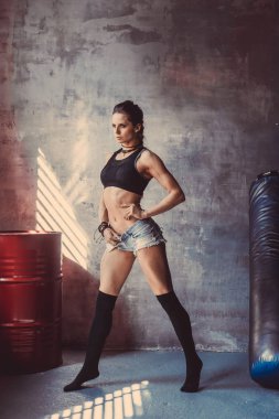 Fitness egzersiz kavramı arka plan - kas vücut geliştirmeci seksi spor kız spor salonunda egzersizleri yapıyor eğitim gücü 