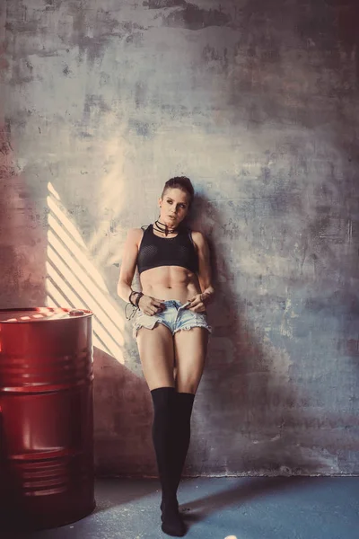 Fitness egzersiz kavramı arka plan - kas vücut geliştirmeci seksi spor kız spor salonunda egzersizleri yapıyor eğitim gücü 