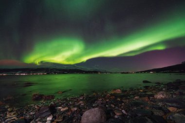 Norveç Svalbard Longyearbyen şehir dağlarda Tromso kutup kutup kuzey ışıkları aurora borealis gökyüzü yıldız