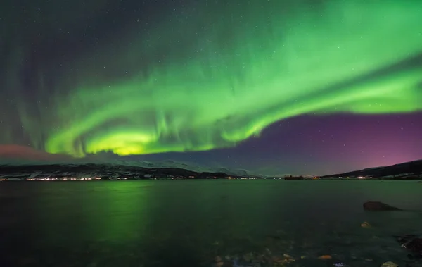 Norveç Svalbard Longyearbyen şehir dağlarda Tromso kutup kutup kuzey ışıkları aurora borealis gökyüzü yıldız