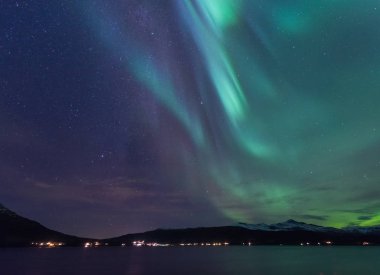 İskandinavya Norveç Tromso çiftlik kış ormandaki kutup kutup kuzey ışıkları aurora borealis gökyüzü yıldız  