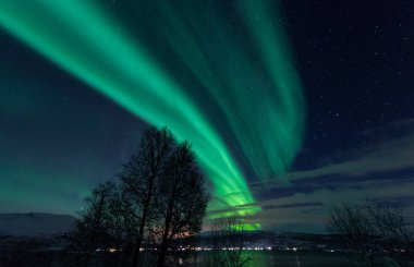 İskandinavya Norveç Tromso çiftlik kış orman kar dağlarda kutup kutup kuzey ışıkları aurora borealis gökyüzü yıldız 