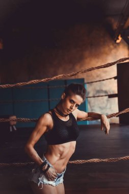 Fitness egzersiz kavramı arka plan - kas vücut geliştirmeci seksi spor kız spor salonunda egzersizleri yapıyor eğitim gücü