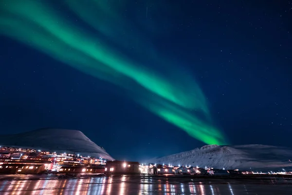 ノルウェーのスバールバル諸島ロングイェールビーンでムーン山星北極北極のオーロラ オーロラの空 — ストック写真