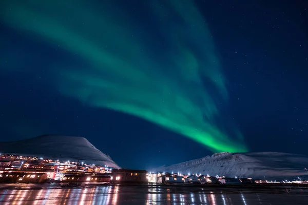 极地北极北极光北极光天空明星在挪威斯瓦尔巴群岛的朗伊尔城月亮山 — 图库照片
