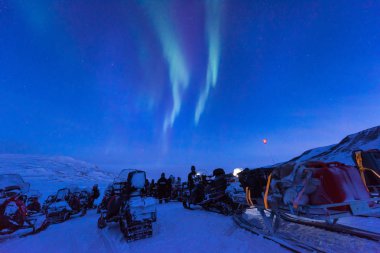 Kutup kutup kuzey ışıkları aurora borealis gökyüzü kar arabası dağlar içinde Norveç Svalbard Longyearbyen yılında yıldız