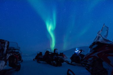 Kutup kutup kuzey ışıkları aurora borealis gökyüzü kar arabası dağlar içinde Norveç Svalbard Longyearbyen yılında yıldız