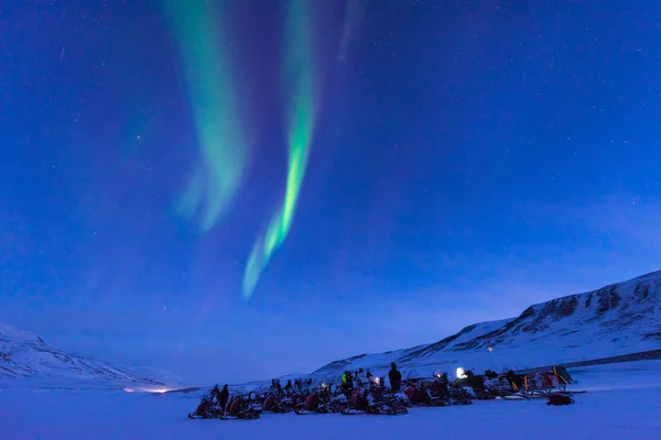 挪威斯瓦尔巴的极地北极北极光天空之星位于雪山的朗伊尔巴神 — 图库照片