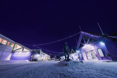 Longyearbyen, Svalbard / Norveç - 12 Ocak 2019: kutup kutup kuzey ışıkları aurora borealis gökyüzü yıldız ay dağlarda