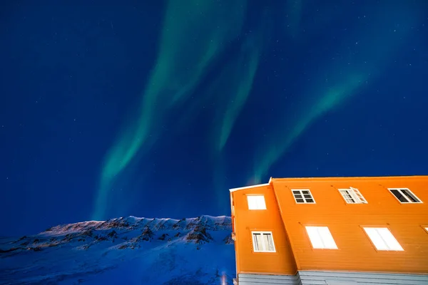 极地北极北极光在挪威斯瓦尔巴特的天空之星在朗伊尔城市的月亮山脉 — 图库照片