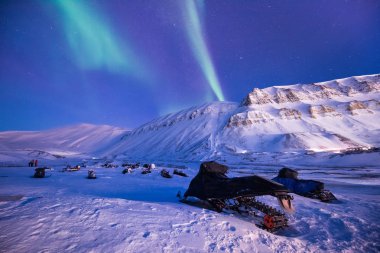 Kutup kutup kuzey ışıkları aurora borealis gökyüzü yıldız Norveç'te ay Dağları Svalbard Longyearbyen City seyahat