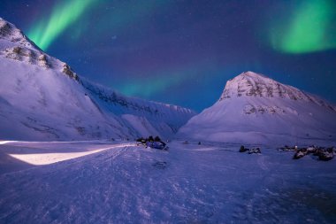 Kutup kutup kuzey ışıkları aurora borealis gökyüzü yıldız Norveç'te ay Dağları Svalbard Longyearbyen City seyahat
