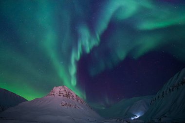 Kutup kutup kuzey ışıkları aurora borealis gökyüzü yıldız Norveç'te ay Dağları Svalbard Longyearbyen City seyahat