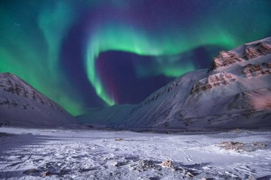 Kutup kutup kuzey ışıkları aurora borealis gökyüzü yıldız Norveç'te ay Dağları Svalbard Longyearbyen City seyahat