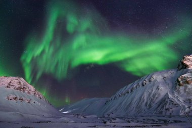 Kutup kutup kuzey ışıkları aurora borealis gökyüzü yıldız Norveç'te ay Dağları Svalbard Longyearbyen City seyahat