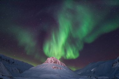 Kutup kutup kuzey ışıkları aurora borealis gökyüzü yıldız Norveç'te ay Dağları Svalbard Longyearbyen City seyahat