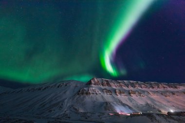 Kutup kutup kuzey ışıkları aurora borealis gökyüzü yıldız Norveç'te ay Dağları Svalbard Longyearbyen City seyahat