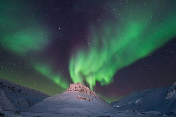 ノルウェーの北極北極のオーロラ オーロラ空星旅行スバールバル諸島ロングイェールビーン都市でムーン山 — ストック写真