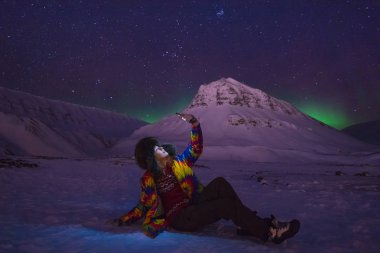 Kutup kutup kuzey ışıkları aurora borealis gökyüzü ay Dağları Norveç seyahat blogcu kız adam Svalbard Longyearbyen City içinde yıldız