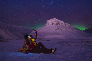 Kutup kutup kuzey ışıkları aurora borealis gökyüzü ay Dağları Norveç seyahat blogcu kız adam Svalbard Longyearbyen City içinde yıldız