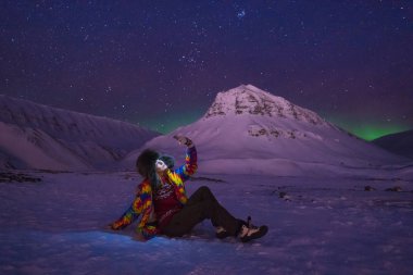 Kutup kutup kuzey ışıkları aurora borealis gökyüzü ay Dağları Norveç seyahat blogcu kız adam Svalbard Longyearbyen City içinde yıldız