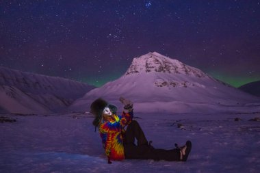Kutup kutup kuzey ışıkları aurora borealis gökyüzü ay Dağları Norveç seyahat blogcu kız adam Svalbard Longyearbyen City içinde yıldız