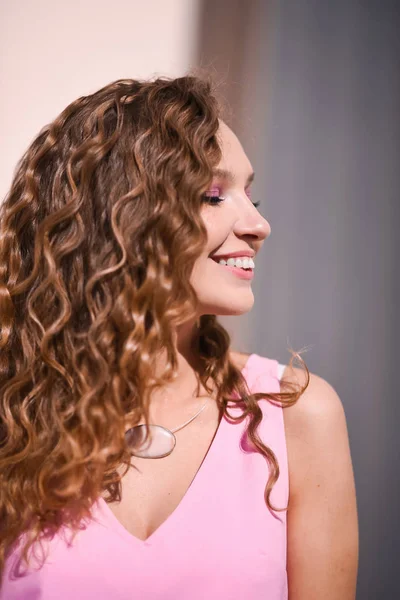 Close Retrato Uma Jovem Bela Menina Sexy Com Cabelo Encaracolado — Fotografia de Stock