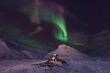 Kutup kutup kuzey ışıkları aurora borealis gökyüzü yıldız Norveç'te ay Dağları Svalbard Longyearbyen City seyahat