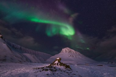 Kutup kutup kuzey ışıkları aurora borealis gökyüzü yıldız Norveç'te ay Dağları Svalbard Longyearbyen City seyahat
